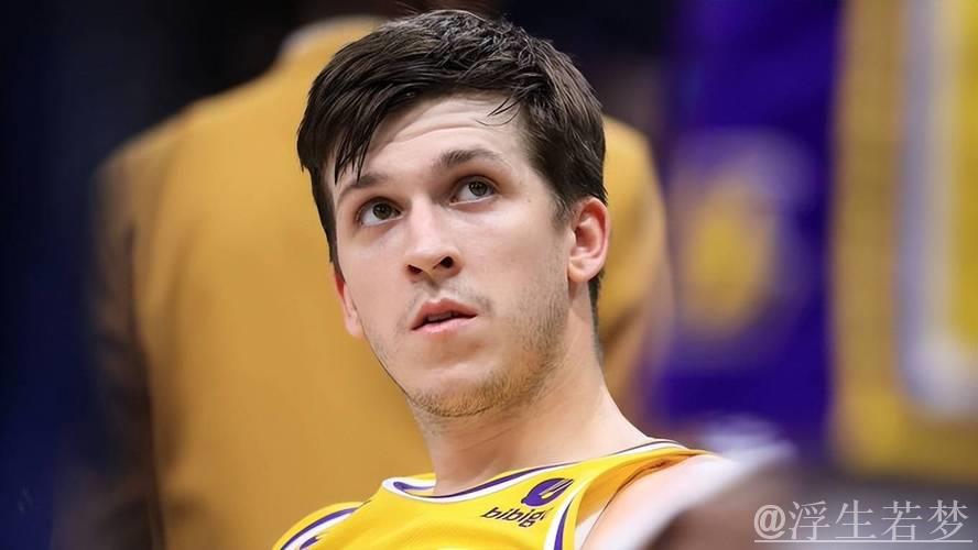 湖人官宣：里夫斯因左小腿轻度拉伤休战至少一周